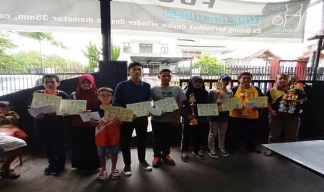 Andi Saputra, mahasiswa UBSI Kampus Kota Pontianak yang satu ini kembali memperoleh prestasi di cabang olahraga (cabor) catur pada Turnamen MINI BKCC (Bidak Khatulistiwa Chess Club) Seri Ke-28 yang diadakan pada Minggu, 23 Februari 2020 beberapa waktu lalu. Pada turnamen ini Andi berhasil meraih juara ke-5 pada kategori Junior B.