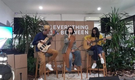 Andien bersama Endah n Rhesa dalam acara perilisan lagu Everything in Between, Rabu (27/3).