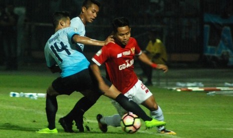 Andik Vermansah (kanan) dalam laga tribute melawan Persela, Rabu (15/11).