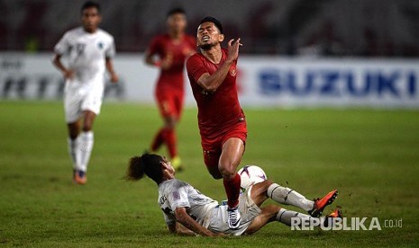  Andik Vermansah (kanan) diganjal Feliciano Pinheiro Goncalves (kiri) pada Pertandingan Grup B Piala AFF Suzuki Cup di Stadiun Gelora Bung Karno, Jakarta, Selasa (13/11).