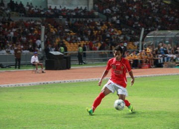 Andik Vermansyah tampil memukau saat partai persahabatan Indonesia Selection vs LA Galaxy di Stadion Gelora Bung Karno Jakarta, Rabu (30/11). (Republika Online/Fafa)