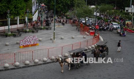 Andong wisata melintas di kawasan Titik Nol Kilometer, Yogyakarta.