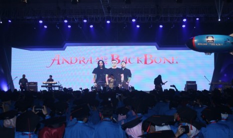 Andra and the BackBone saat menghibur di acara wisuda ke-52 UBSI, BSI Convention Center, Bekasi,  Rabu (27/11).