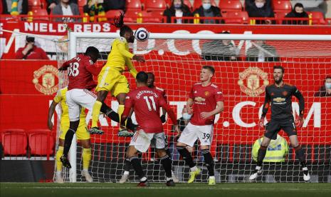 Andre-Frank Zambo Anguissa dari Fulham memimpin bola pada pertandingan sepak bola Liga Premier Inggris antara Manchester United dan Fulham di stadion Old Trafford di Manchester, Inggris, Selasa, 18 Mei 2021.