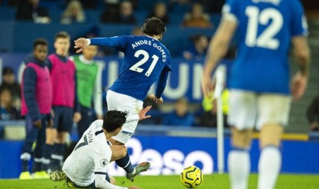 Andre Gomes saat ditekel oleh Son Heung-min.