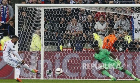 Kiper Ajax Andre Onana (kanan) menghalau bola.