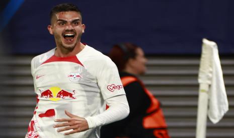 Andre Silva (kanan) dari Leipzig beraksi selama pertandingan sepak bola grup F Liga Champions UEFA antara RB Leipzig dan Celtic Glasgow di Leipzig, Jerman, Kamis (6/10/2022) dini hari WIB. 