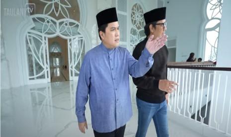 Andre Taulany tak mampu menyembunyikan rasa takjub dengan keindahan Masjid At Thohir milik keluarga Menteri BUMN Erick Thohir. 