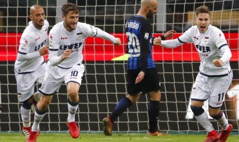 Andrea Barberis (kedua kiri) merayakan golnya ke gawang Inter Milan. Crotone menahan imbang Inter 1-1, Ahad (4/2) dini hari WIB. 