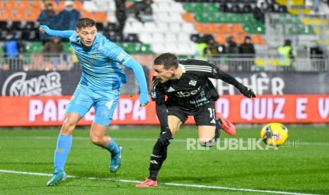 Andrea Belotti dari Como (kanan) beraksi melawan Jay Idzes dari Venezia dalam pertandingan sepak bola Serie A Liga Italia di Stadion Pier Luigi Penzo, Venesia, Senin (9/12/2024) dini hari WIB.