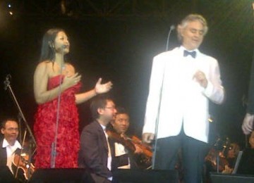 Andrea Bocelli (kanan) dan Dira Sugandi di Grand Ballroom Hotel Ritz Carlton, Jakarta, Ahad (15/5).