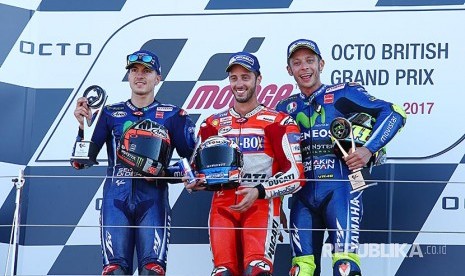 Andrea Dovizioso dari Tim Ducati menjadi pemenang pertama diikuti dua pebalap Movistar Yamaha Maverick Vinales (kiri)  Valentino Rossi (kanan) di posisi 2 dan 3 pada British Motorcycling Grand Prix 2017 di sirkuit  Silverstone , Northampton