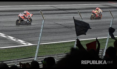 Marc Marquez mengejar Andrea Dovizioso menjelang garis finis pada MotoGP Austria di Sirkuit Red Bull Ring, Spielberg, Austria, Ahad (13/8) malam.