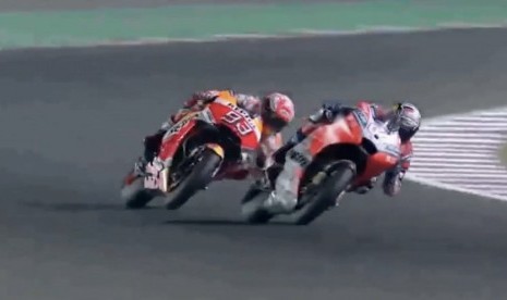 Mantan pembalap tim Ducati, Andrea Dovizioso (kanan), saat bertarung melawan pembalap tim Honda, Marq Marquez (kiri), di ajang MotoGP, beberapa tahun lalu.