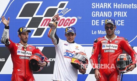  Andrea Dovizioso, Marc Marquez, dan Danilo Petrucci  di atas podium pada Moto GP Perancis di  Sirkuti  Le Mans, Le Mans, Perancis, Ahad (19/5).