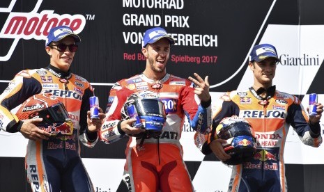 Andrea Dovizioso (tengah) berhasil menjuarai GP Austria, Ahad (13/8).