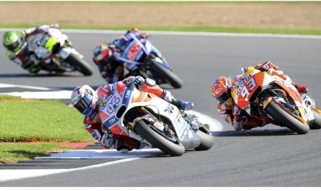 Andrea Dovizioso yang menunggangi Ducati memimpin balapan GP Inggris di Sirkuit Silverstone, Ahad (27/8).