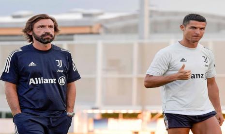 Andrea Pirlo bersama Cristiano Ronaldo di latihan Juventus.