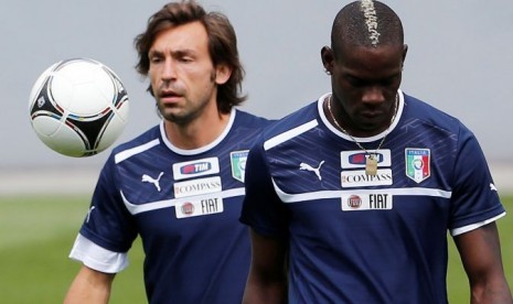 Andrea Pirlo dan Mario Balotelli