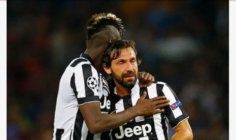 Andrea Pirlo (kanan) saat dihibur oleh Paul Pogba usai Juventus dikalahkan Barcelona 1-3 dalam final Liga Champions 2015.