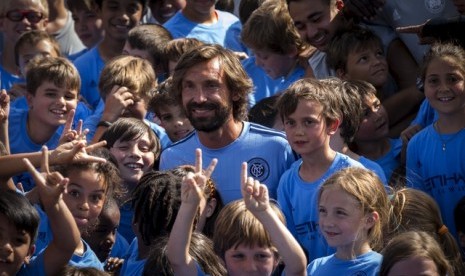 Andrea Pirlo (tengah) bersama penggemar cilik New York City FC.