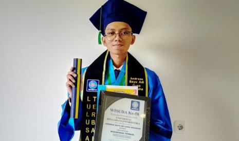 Andreas Bayu Adi Guna Nugraha lulusan prodi Akuntansi jenjang sarjana Universitas BSI kampus Ciputat mengaku sering melihat iklan BSI di televisi maka dirinya sangat ingin kuliah di Universitas impiannya.