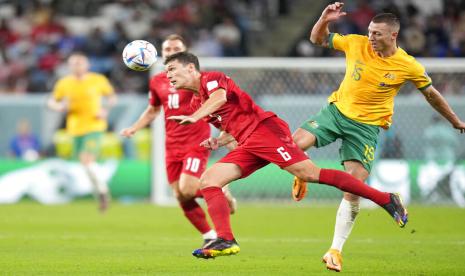  Andreas Christensen dari Denmark (kir) ditantang oleh Mitchell Duke dari Australia selama pertandingan sepak bola grup D Piala Dunia antara Australia dan Denmark, di Stadion Al Janoub di Al Wakrah, Qatar, Rabu, 30 November 2022. 