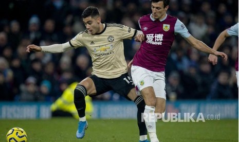 Andreas Pereira (kiri) diadang Jack Cork (kanan) pada laga Burnley melawan Manchester United  di Turf Moor, Burnley, Ahad (29/12) dini hari