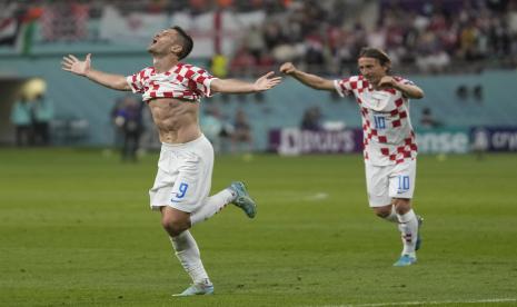 Andrej Kramaric dari Kroasia merayakan setelah mencetak gol ketiga timnya selama pertandingan sepak bola grup F Piala Dunia antara Kroasia dan Kanada, di Stadion Internasional Khalifa di Doha, Qatar, Ahad, 27 November 2022.