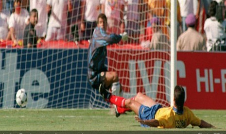 Andres Escobar (kanan), defender timnas Kolombia, membuat gol bunuh diri.