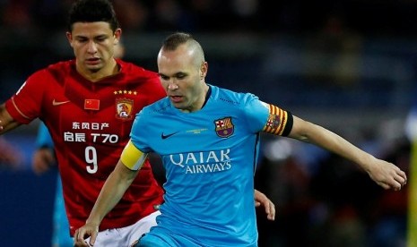 Andres Iniesta (biru)