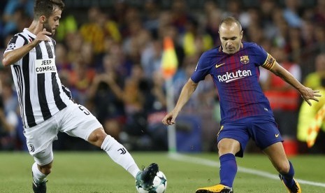 Andres Iniesta (kanan).