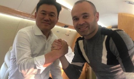 Andres Iniesta (kanan) dan bos klub Vissel Kobe, Hiroshi Mikitani. 