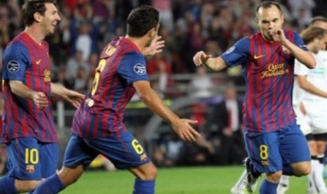 Andres Iniesta (kanan), gelandang Barcelona, merayakan bersama rekan setimnya Lionel Messi (kiri) dan Xavi Hernandez saat masih bersama di Klub Katalunya tersebut.