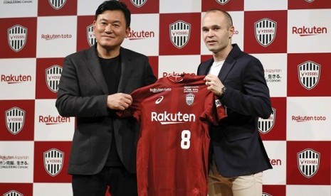 Andres Iniesta (kanan) saat diperkenalkan sebagai pemain baru Vissel Kobe.