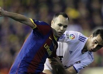 Andres Iniesta (kiri)