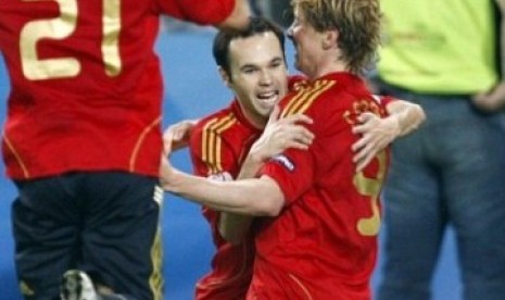 Andres Iniesta (kiri) dan Fernando Torres (kanan) 