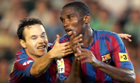 Andres Iniesta (kiri) dan Samuel Eto'o saat masih bermain untuk Barcelona pada 2005.