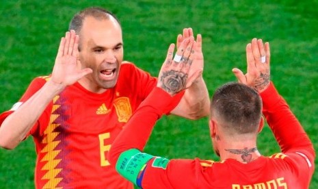 Andres Iniesta (kiri) yang menciptakan gol pertama untuk Spanyol melawan Maroko, Senin (25/6).