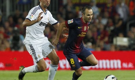 Andres Iniesta melewat Arbeloa saat laga El Classico di Nou Camp (7/10)