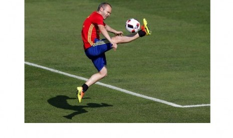 Andres Iniesta menahan bola.