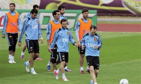 Andres Iniesta (paling kanan) menendang bola saat latihan dengan rekan setimnya di Gniewino, Polandia, Jumat (8/6).