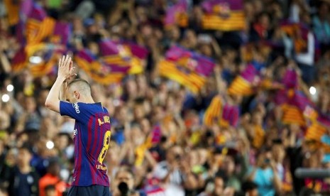 Andres Iniesta saat mengucapkan salam perpisahan kepada publik Camp Nou.