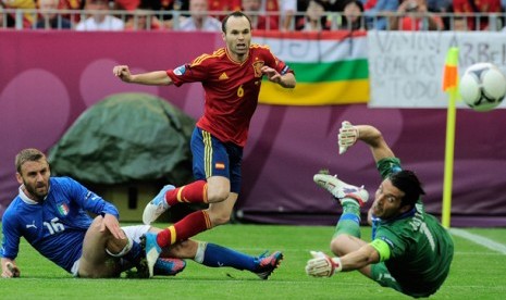 Andres Iniesta, tengah.