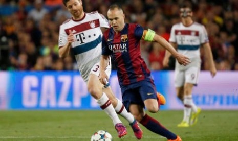 Andres Iniesta (tengah) 