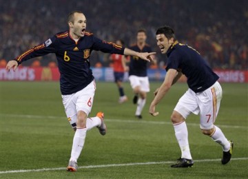 Andres Iniesta (kiri) dan David Villa