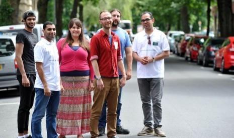 Andrew Bodgin (baju merah) dan para guru lain yang ikut berpuasa sehari