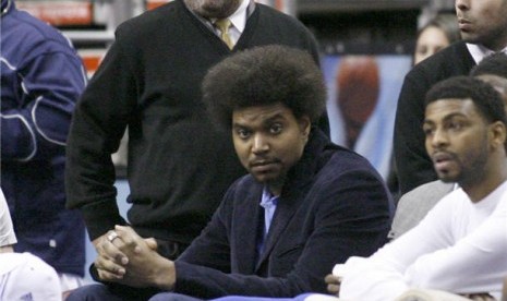 Andrew Bynum (tengah)