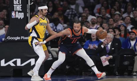 Andrew Nembhard dari Indiana Pacers (kiri) bertahan melawan Jalen Brunson dari New York Knicks di semifinal WIlayah Timur NBA.