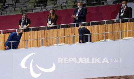 Andrew Parsons, presiden Komite Paralimpiade Internasional membungkuk kepada Yang Mulia Kaisar Naruhito saat mereka memasuki Stadion Olimpiade pada awal Upacara Pembukaan Paralimpiade. Tokyo 2020 Paralympic Games, Tokyo, Jepang,  Selasa (24/8). 